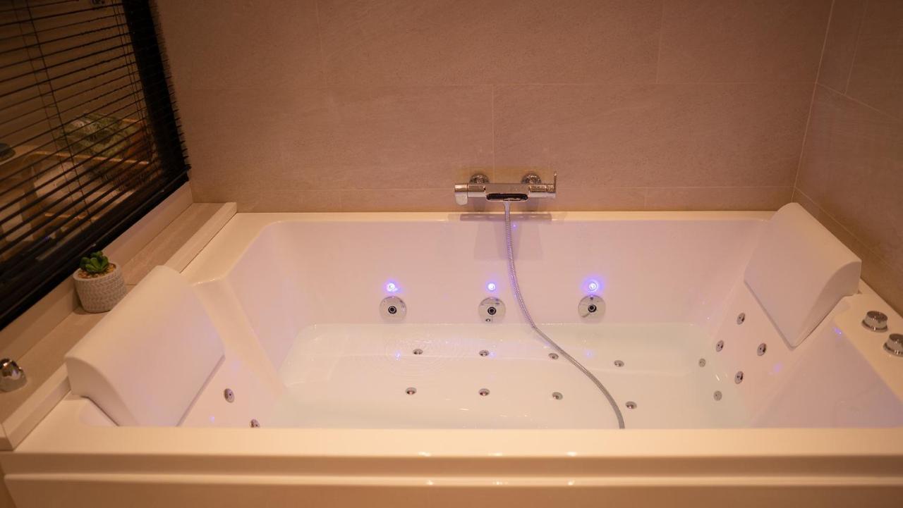 Suite De Luxe Jacuzzi Balneo,King Size Bed Collobrières Dış mekan fotoğraf